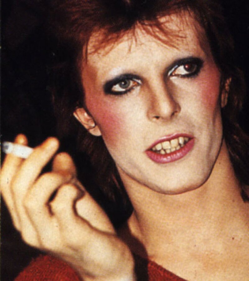 Aún con rubor en las mejillas y sombra en los ojos, David Bowie consiguió conquistar a la modelo Iman.