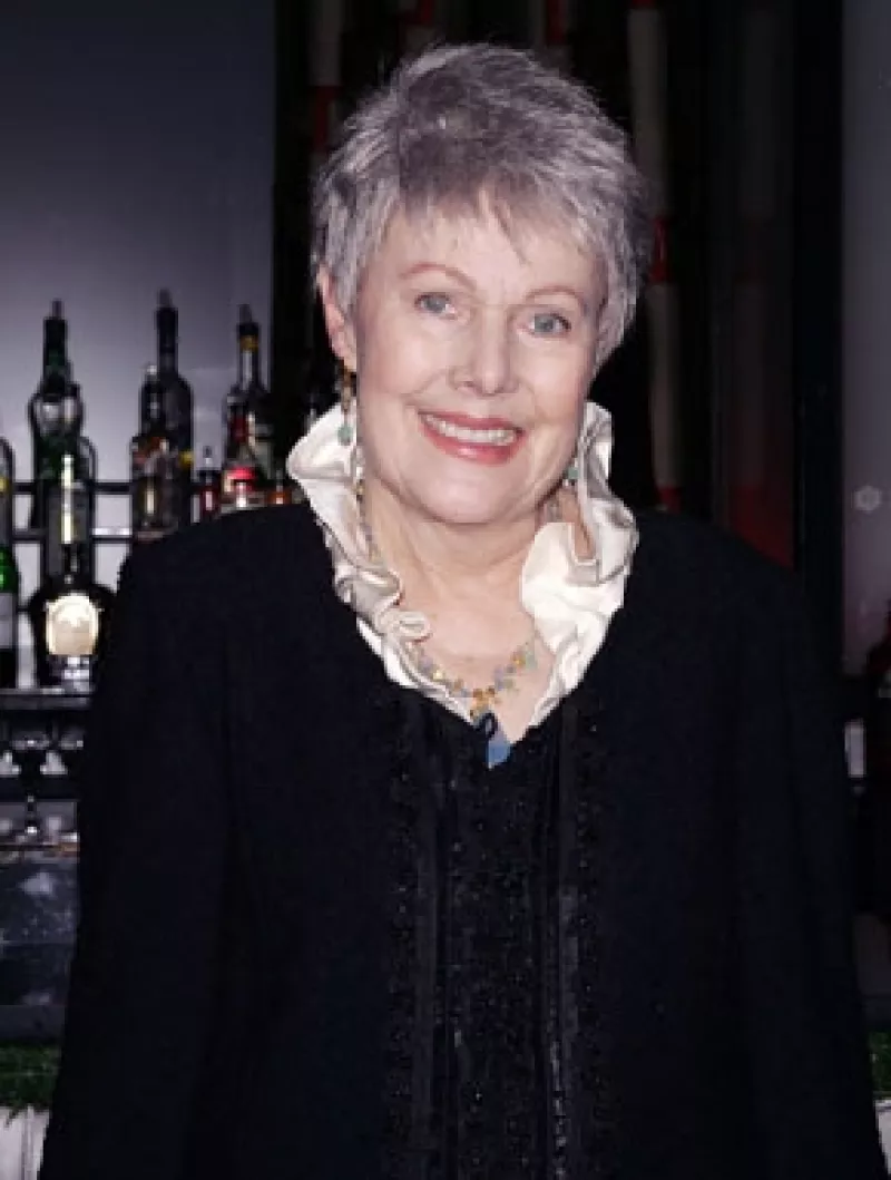 "Nuestra querida madre Lynn Rachel falleció tranquilamente tras una batalla de siete años con cáncer de mama", dijeron los hijos de la actriz.