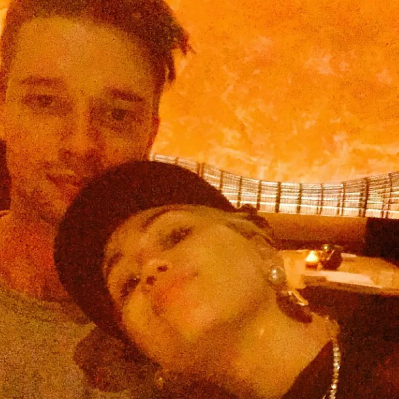El novio de Miley Cyrus publicó una foto en Instagram, en la que se ve a la pareja feliz de celebrar juntos el 14 de febrero.