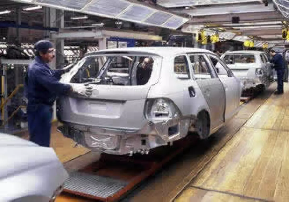 Las armadoras han reducido su producción en 35% a tasa anual a octubre. (Foto: Cortesía VW)