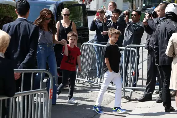 Victoria llegó a la Torre Eiffel con Harper.