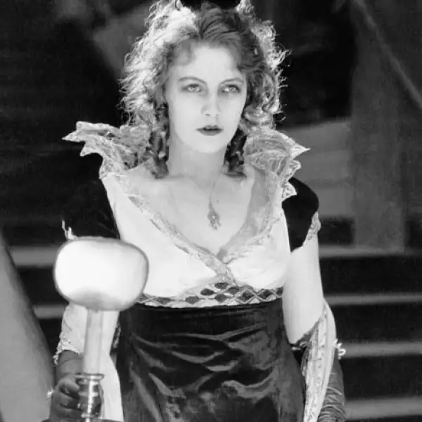 Fue durante el rodaje de “El demonio y la carne” en el que conoció a John Gilbert, quien sería su pareja sentimental por largo tiempo en una, aparente, fría relación.