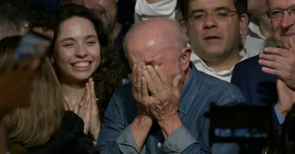 Lula que viste una camisa azul se lleva las manos a la cara y llora.jpg