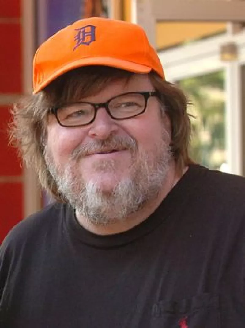 El polémico cineasta ofrece gratis su último trabajo en donde insta a los jóvenes a votar por los demócratas.