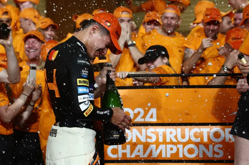 Circuito de Yas Marina, Abu Dhabi, Emiratos Árabes Unidos - 8 de diciembre de 2024 Lando Norris de McLaren con los miembros del equipo celebran después de ganar el Gran Premio de Abu Dhabi y McLaren ganar el título de constructores