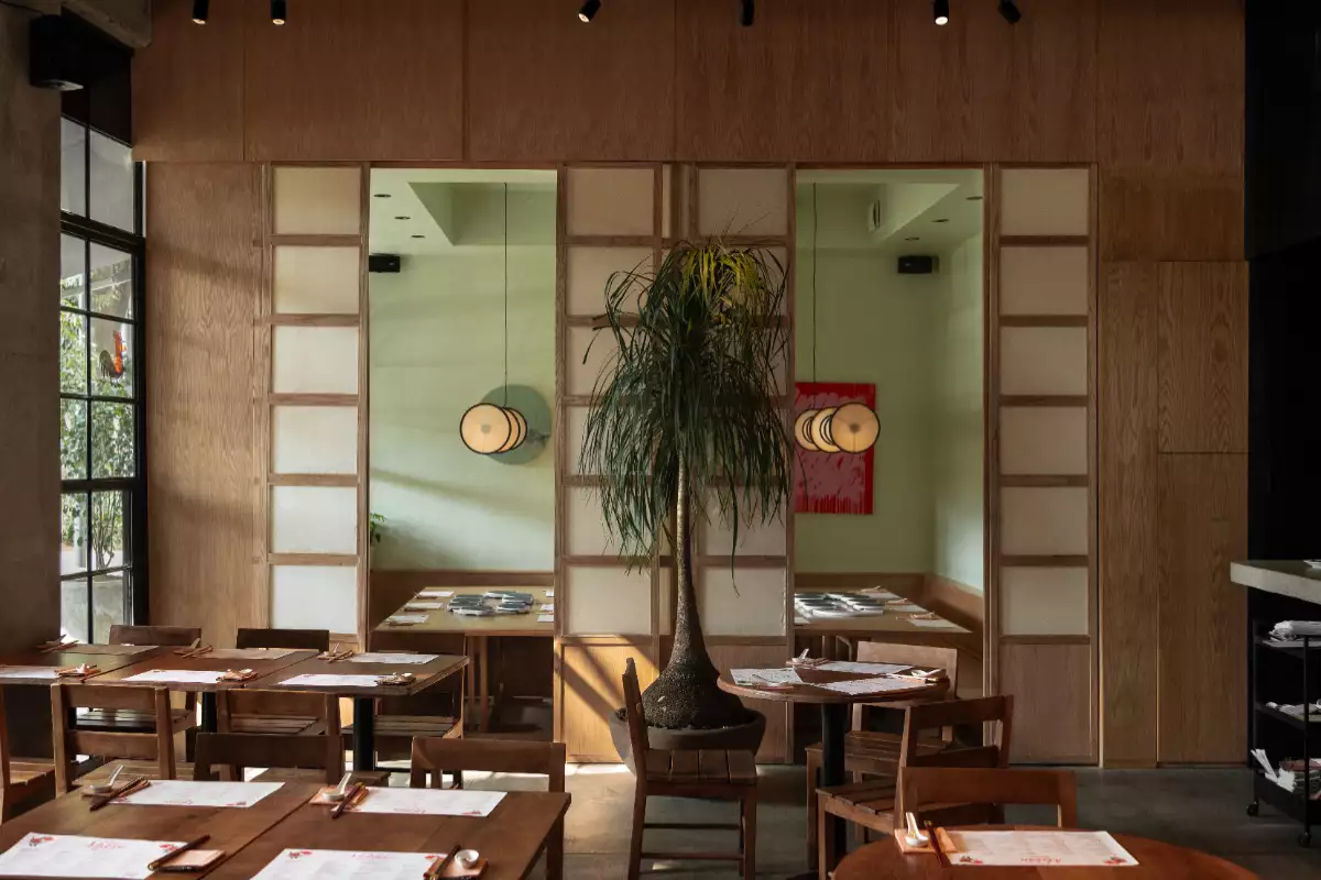 Foto del interior de Makan, restaurante de comida fusión de Singapur y México, ubicado en el Centro de CDMX.