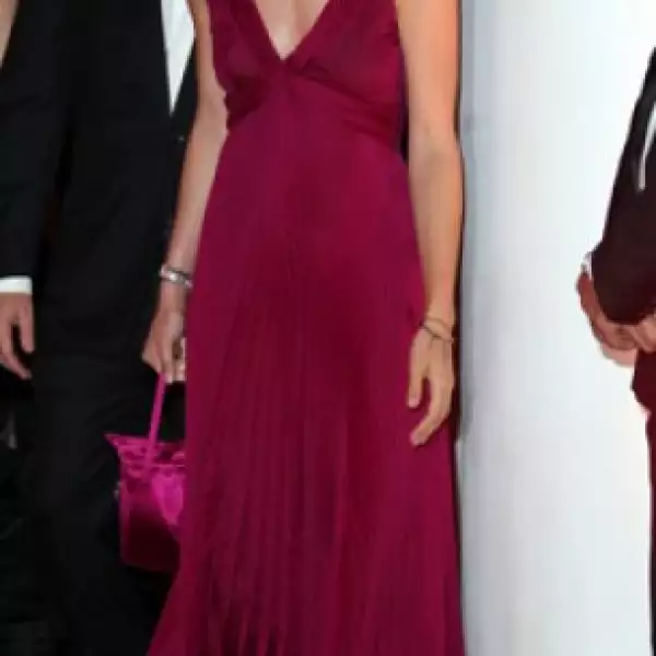 Charlotte Casiraghi usó un vestido largo plisado color frambuesa, con escote en V que la hizo destacar entre los invitados de lujo que asistieron a la gala por el Grand Prix.