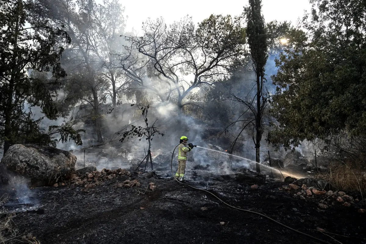 Un bombero trabaja después de que Hezbollah del Líbano dijera que lanzó más de 200 cohetes y un enjambre de drones contra sitios militares israelíes, cerca de la frontera entre Israel y el Líbano en el lado israelí el 4 de julio de 2024. ISRAEL FUERA.