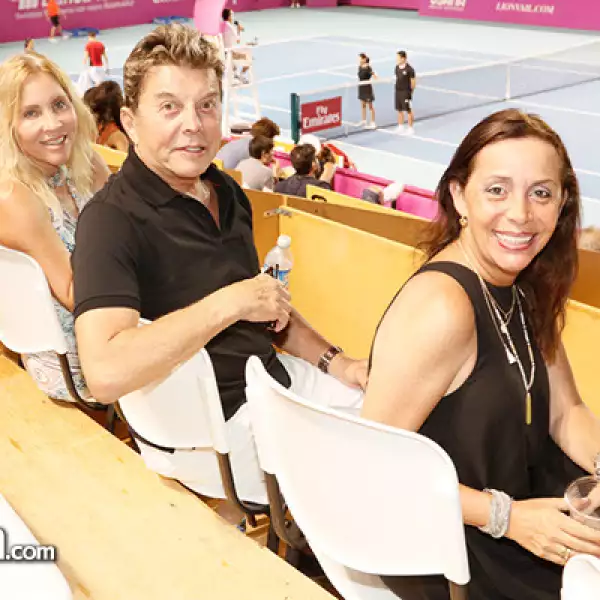 Gabriela y Ernesto Coppel con Karen Dana