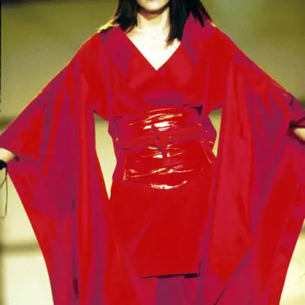 Cómo olvidar este outfit de Madonna en el Grammy 2001.