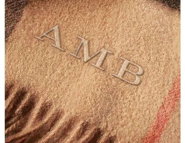 Para los días de frío, la bufanda personalizada de Burberry, le servirá muchísimo.