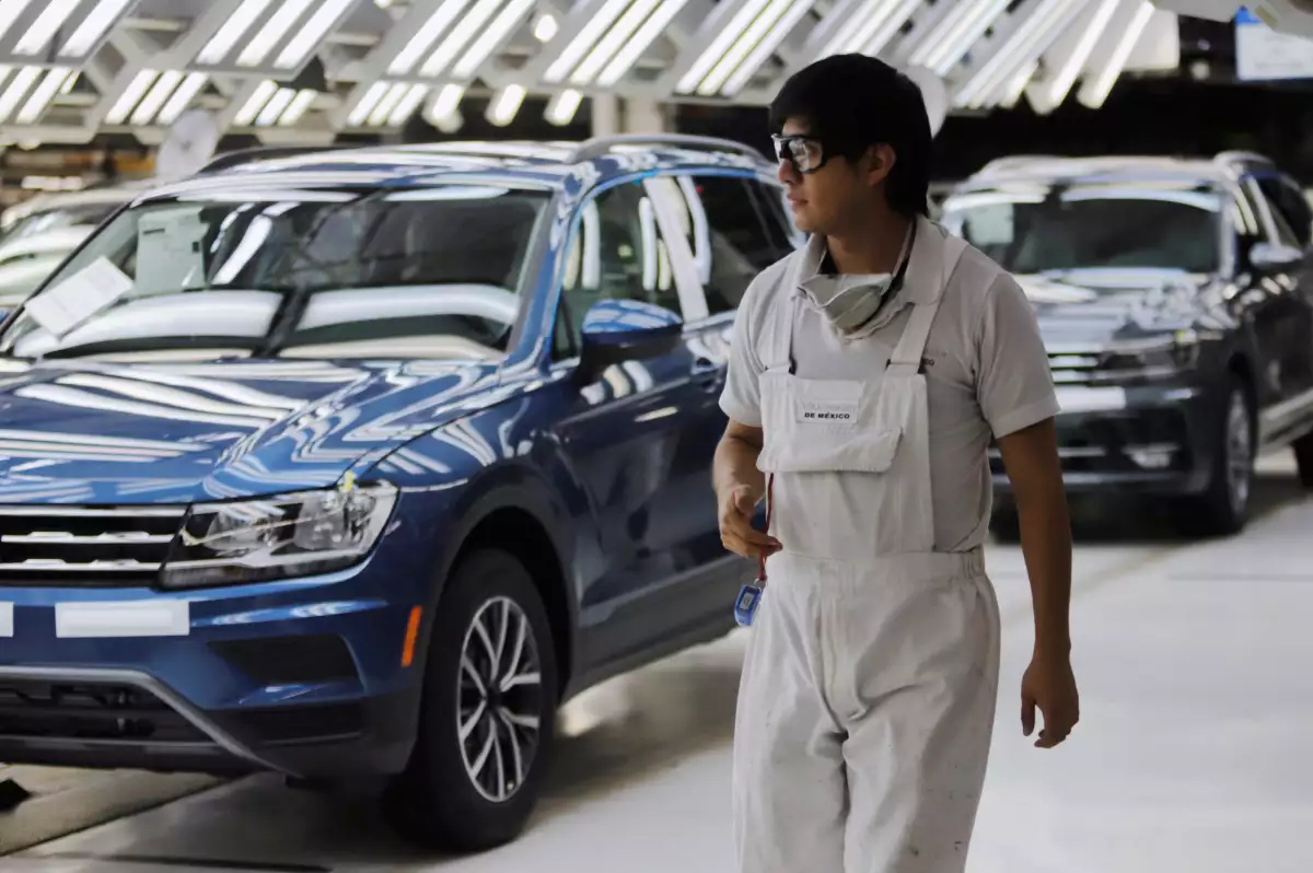 Los coches Volkswagen Tiguan se muestran en una línea de producción en la planta de ensamblaje de la compañía en Puebla, México, el 10 de julio de 2019.