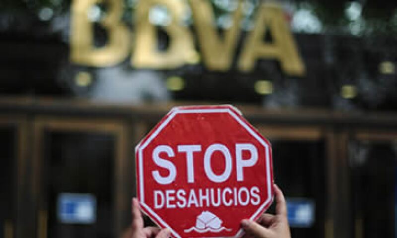 La agencia calificadora Fitch rebajó la calificación de deuda de España. (Foto: AP)