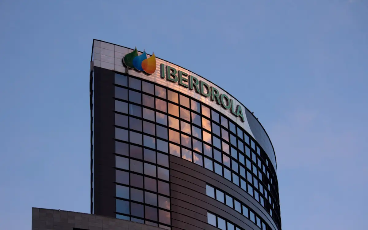 (Fachada de un edificio corporativo de Iberdrola)