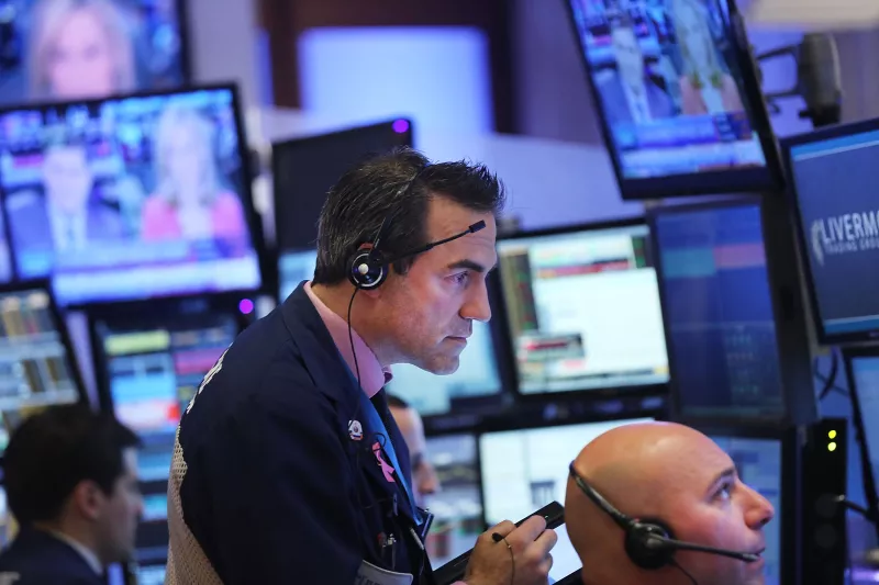 El Dow Jones sube 0.17% a 17,682 unidades.