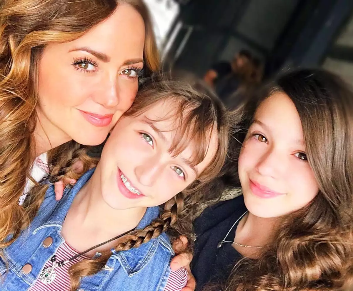Andrea Legarreta y sus hijas