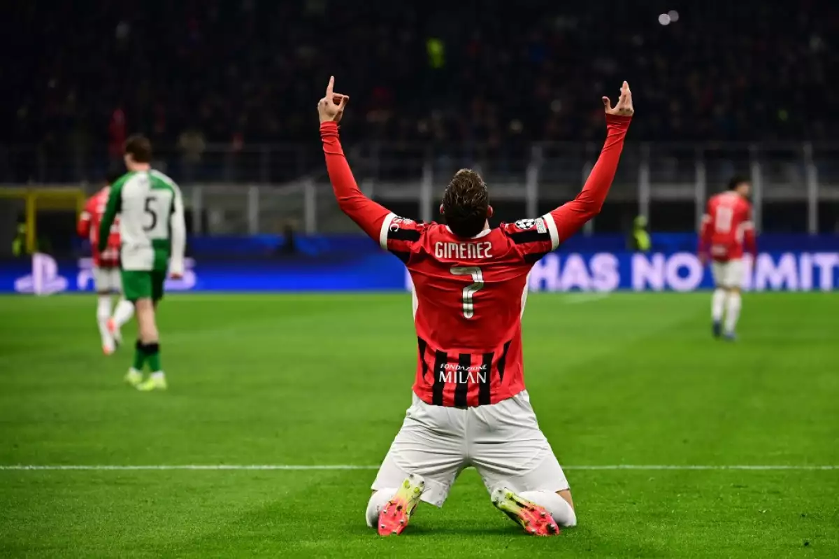Foto de Santiago Giménez de espalda, de rodillas y las manos al cielo al celebrar un gol que anotó con el Milan.