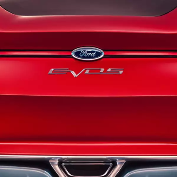 Ford no anticipa detalles sobre su potencia o prestaciones, pero ha asegurado que permite mover al EVOS de forma totalmente eléctrica o con los dos motores (combustión y eléctrico).