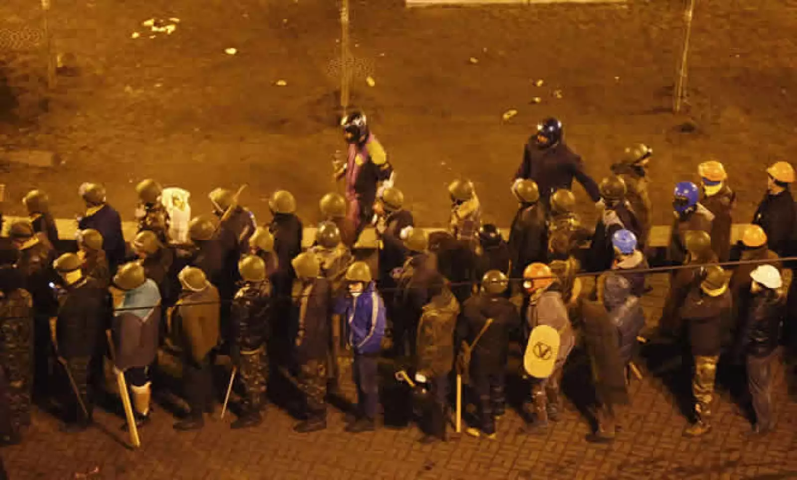 Imágenes de video mostraron a agentes de la policía antidisturbios disparando desde un techo contra los manifestantes en la plaza, conocida como Maidan.