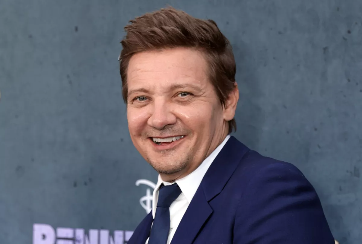 Jeremy Renner asiste a su primera alfombra roja desde su accidente