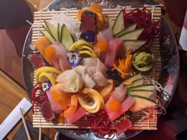 Sushi "n" Raw Bar.