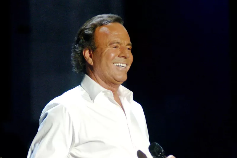 memes de julio iglesias 2025
