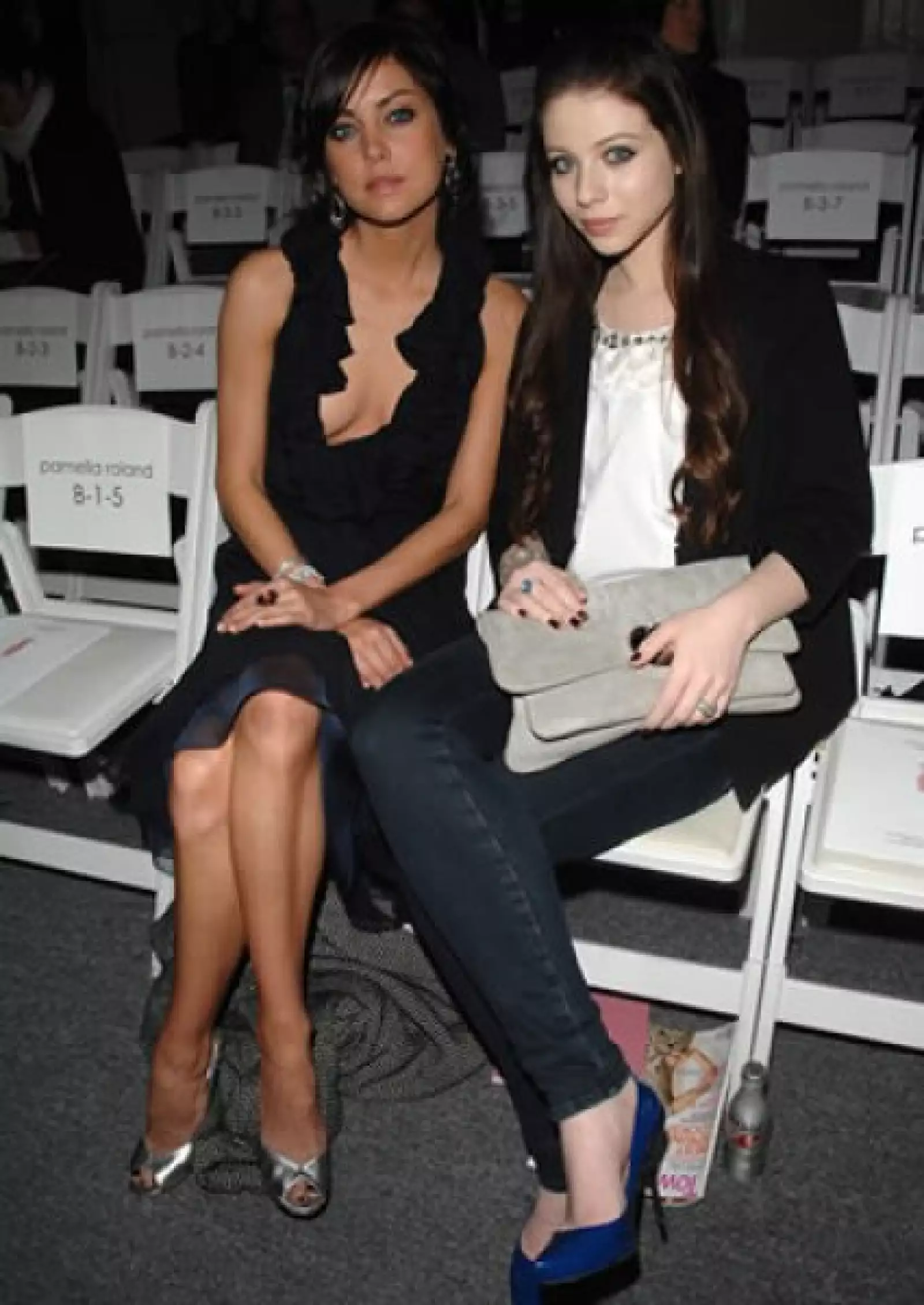 Las actrices Jessica Stroup y Michelle Trachtenberg en Pamella Roland.