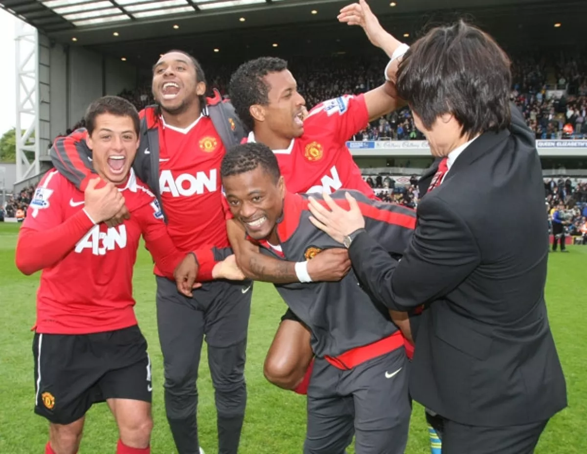 EL Chicharito festejó con sus compañeros su triunfo, después de empatar a unos con el Blackburn.