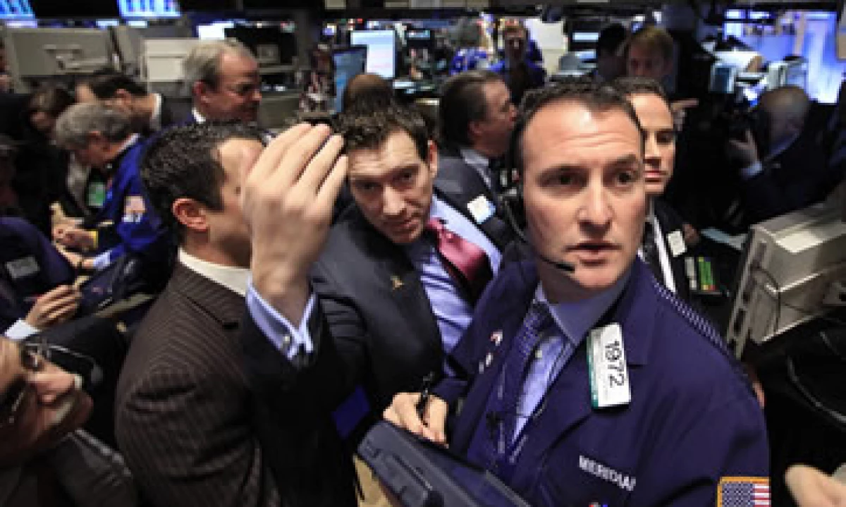 Los mercados accionarios de EU operan con fuertes ganancias a media sesión del martes. (Foto: Reuters)