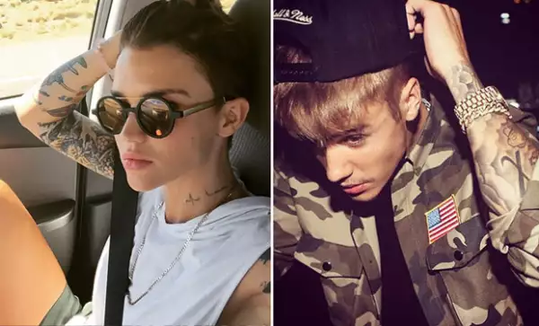 Laura Prepon la llama Bieber en el set de grabación de Orange is The New Black.