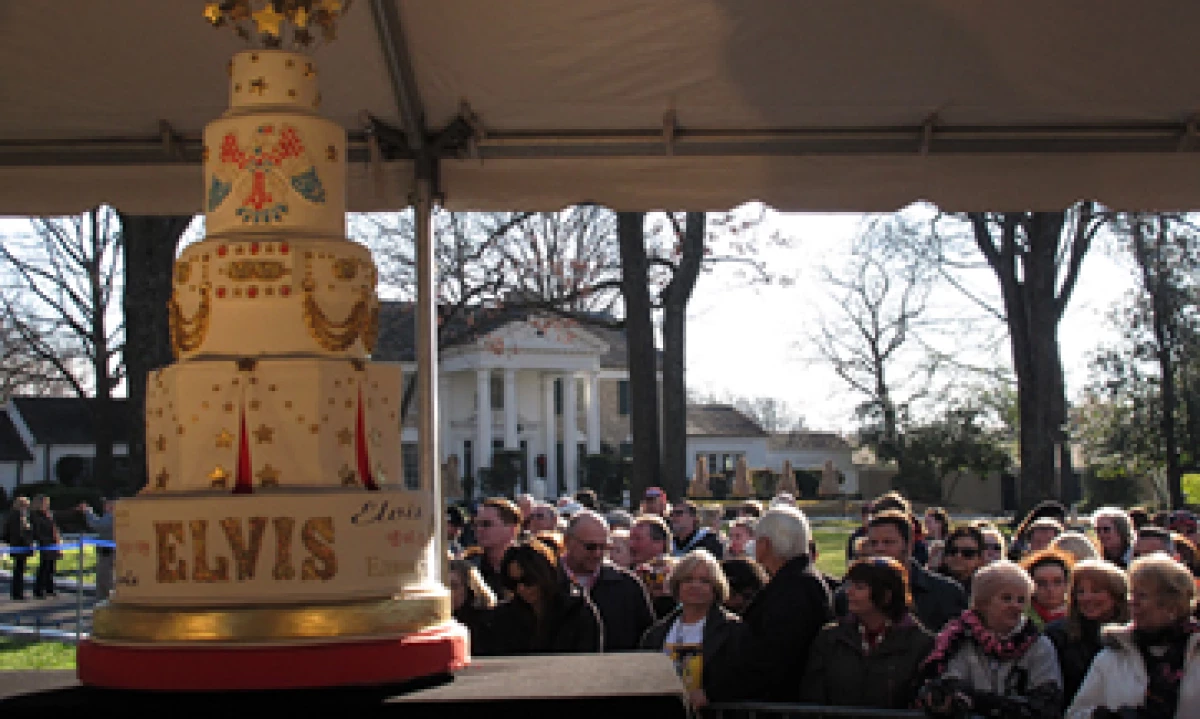 Cientos de devotos de Elvis vieron cómo Isabella Scott, de 13 años, cortó el pastel de cumpleaños. (Foto: AP)