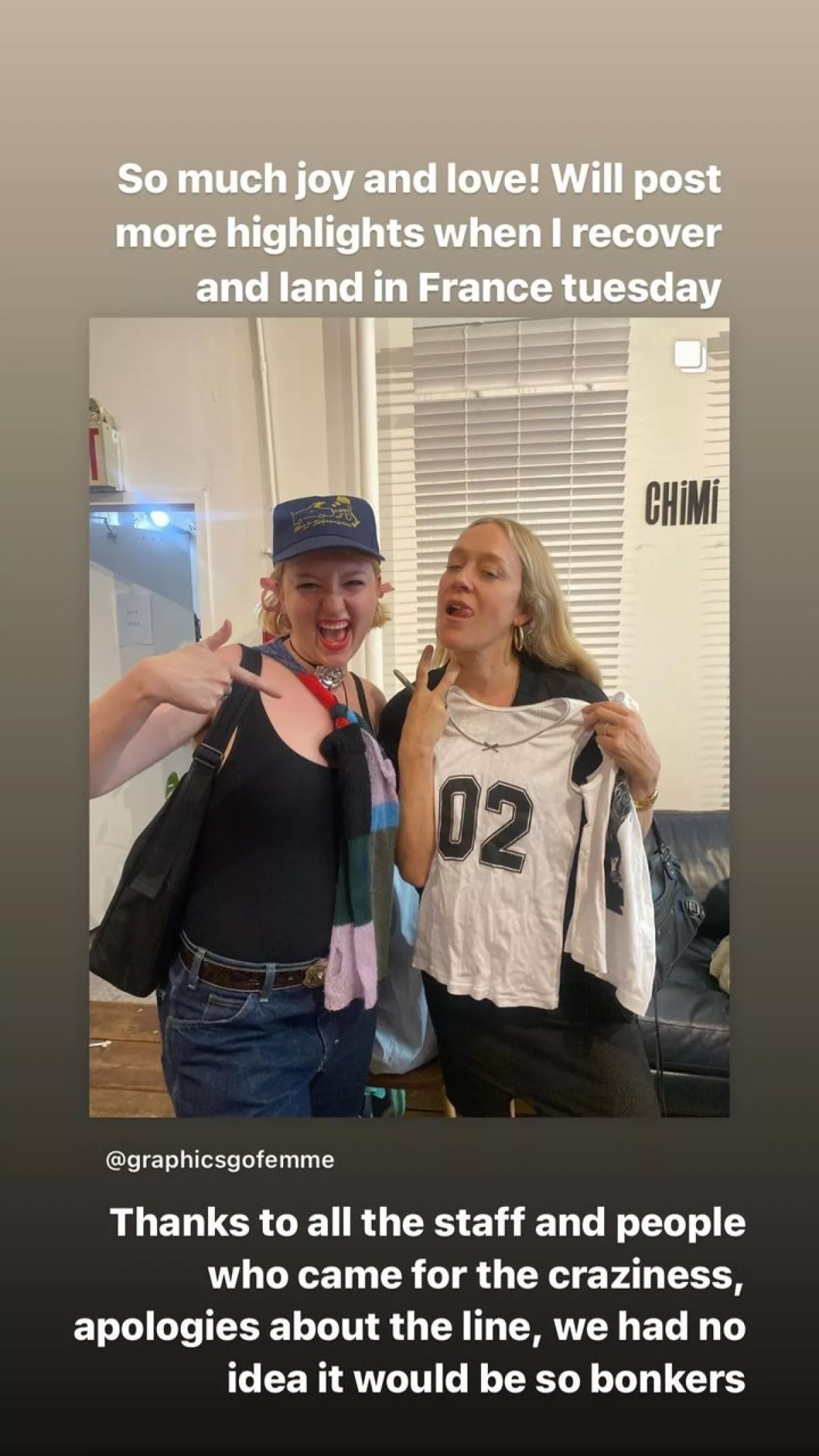 Chloë Sevigny hace una exitosa venta de ropa y accesorios. 