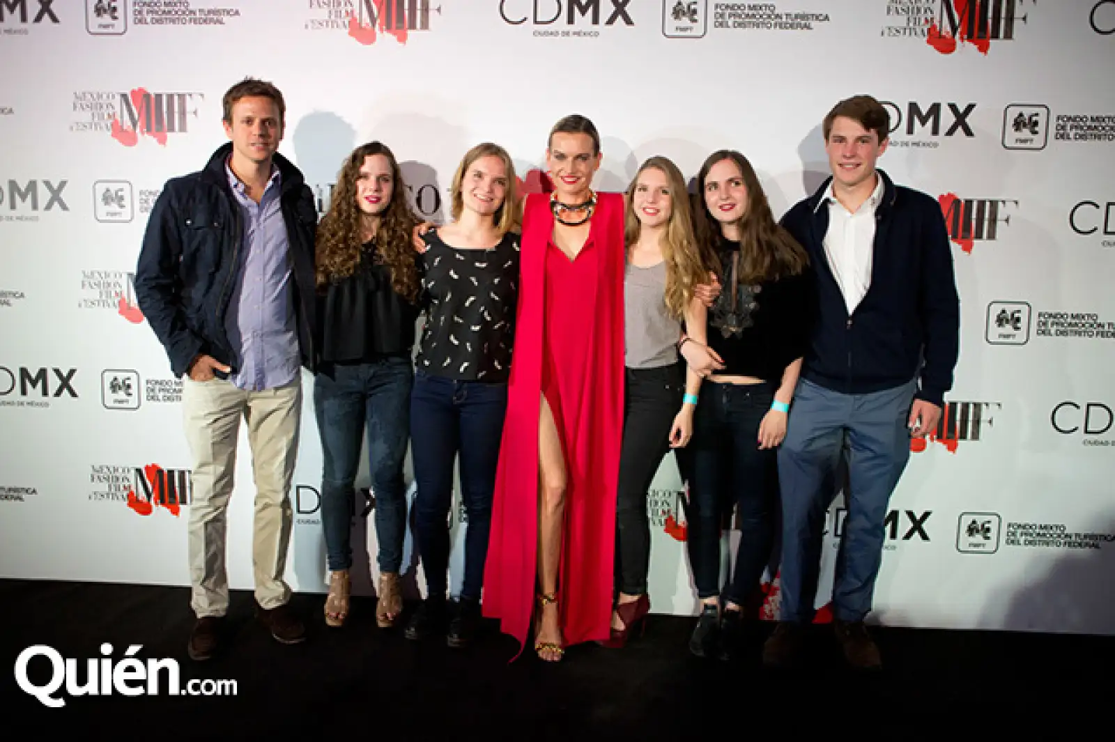Fernando Mijares, Sara Alanis, María Alanis, Luisa Sáenz, Luisa Alanis, Jimena Alanis y Nicolas Spitalier