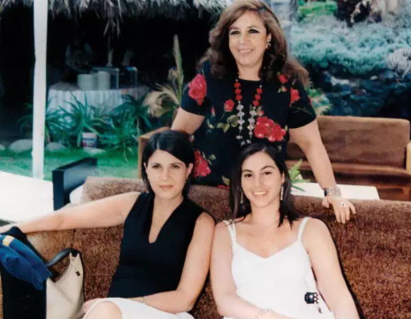 LAS JOYAS DE LA FAMILIA. Ana Scherer (de pie) y Mari&#769;a (a la izq.), hijas de don Julio, con la nieta de e&#769;ste, Mariana Igartua, hija de Ana.