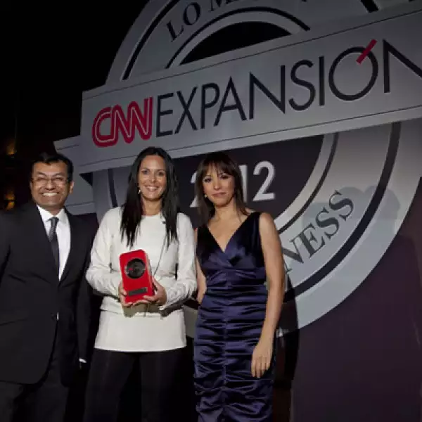 Nissan se llevó el premio a lo Mejor del e-Business categoría Consumo. Claudia Márquez, directora de Marketing de Nissan, subió al podio.