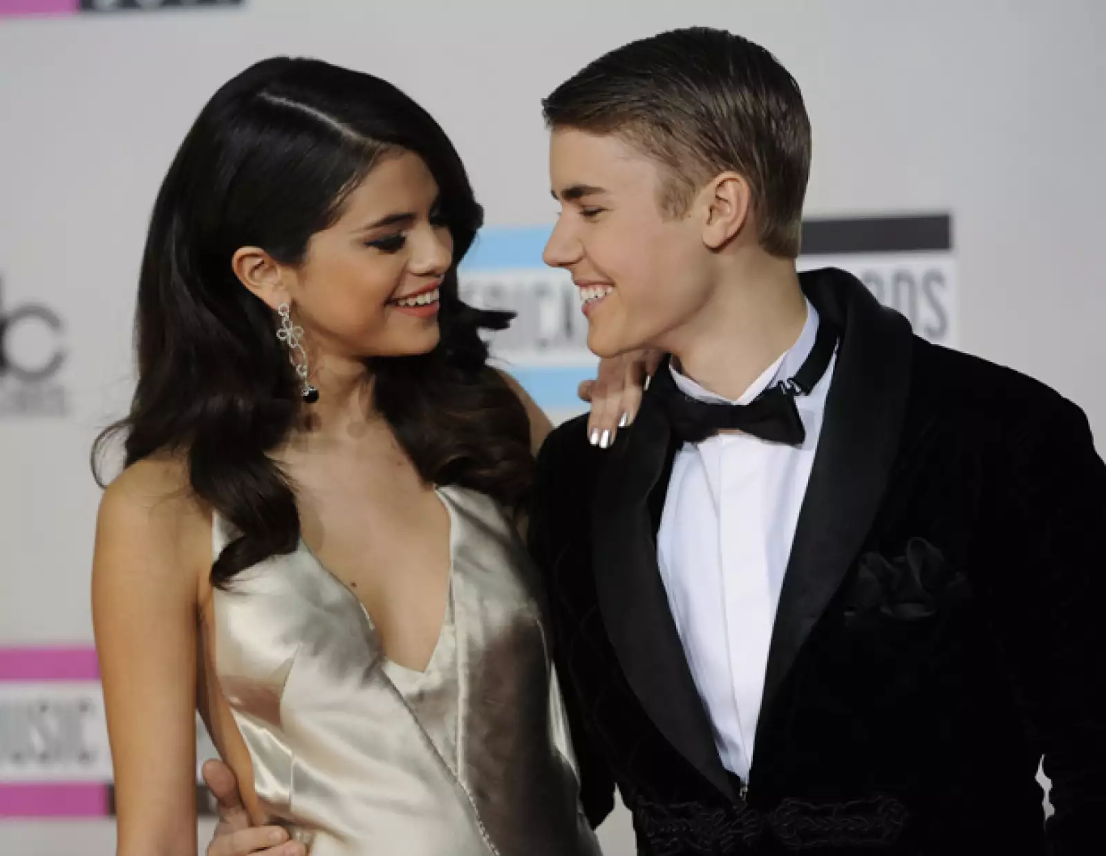 La popular pareja lució muy enamorada y contenta al posar frente a las cámaras.