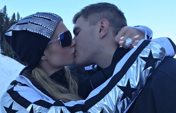 Paris-Hilton-Anillo-de-Compromiso