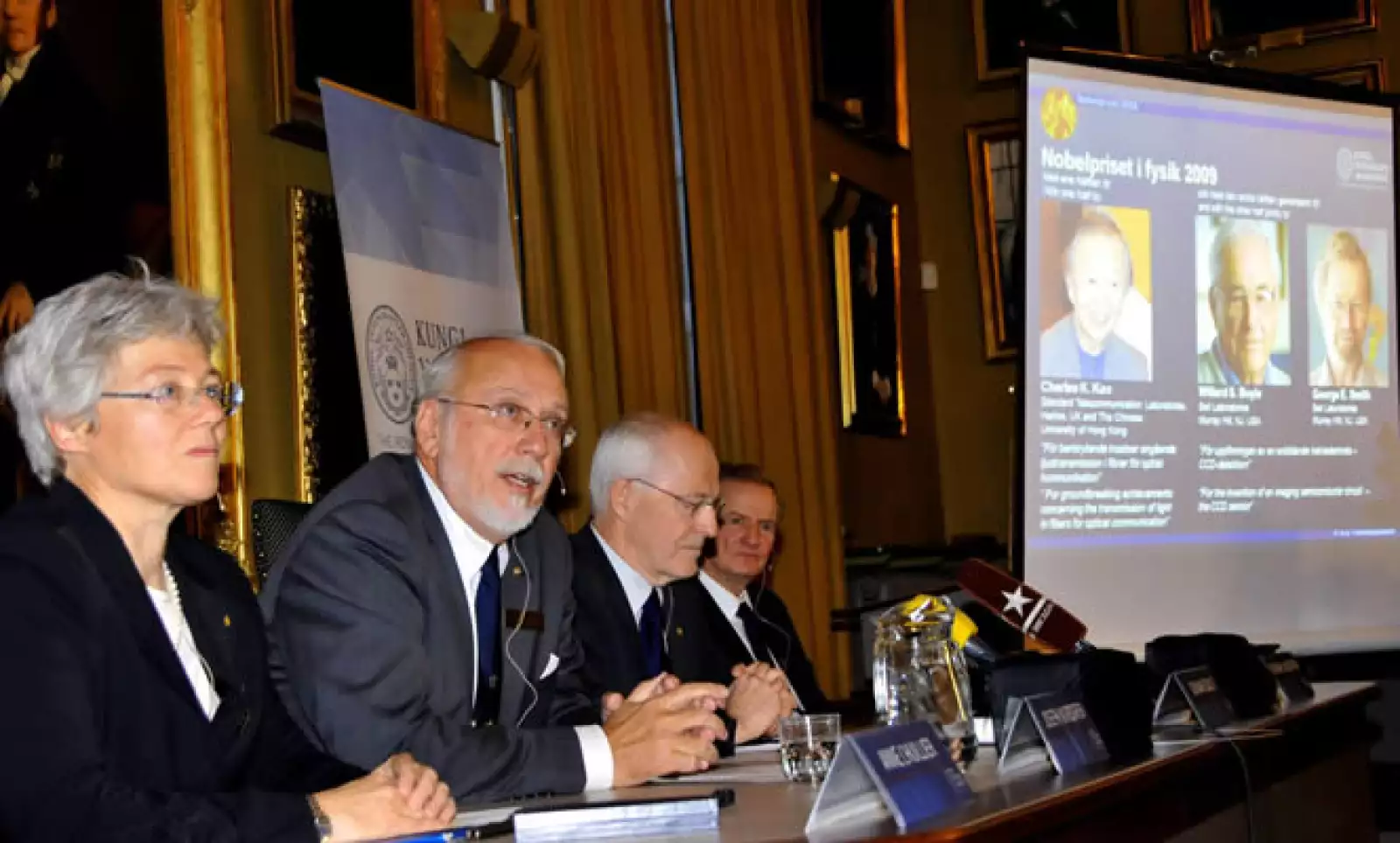 La Real Academia de Ciencias presentó el martes 6 el Premio Nobel en Física en el salón de sesiones de la academia en Estocolmo, Suecia. Los ganadores son Charles K. Kao, Willard S. Boyle y George E. Smith.