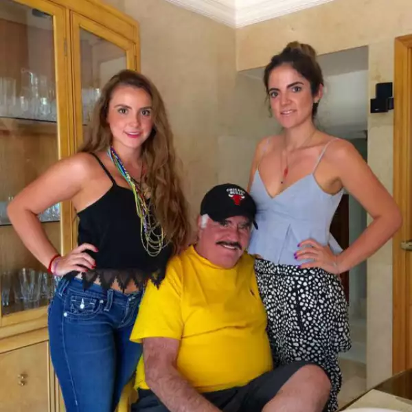 Don Vicente con sus nietas Sissi y Fernanda, hijas de Vicente Jr.