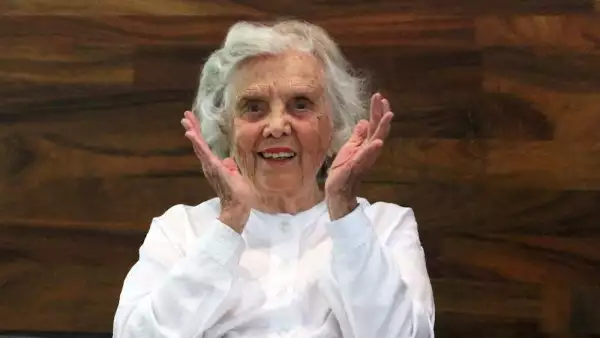 Emotivo encuentro entre Elena Poniatowska y sus admiradores se consumó al medio día en el museo Juan Soriano.