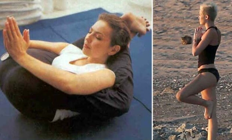 Thalía compartió esta complicada posición de Yoga en su Twitter, mientras que Miley en sus vacaciones aprovechó la playa para practicar algunas posiciones.