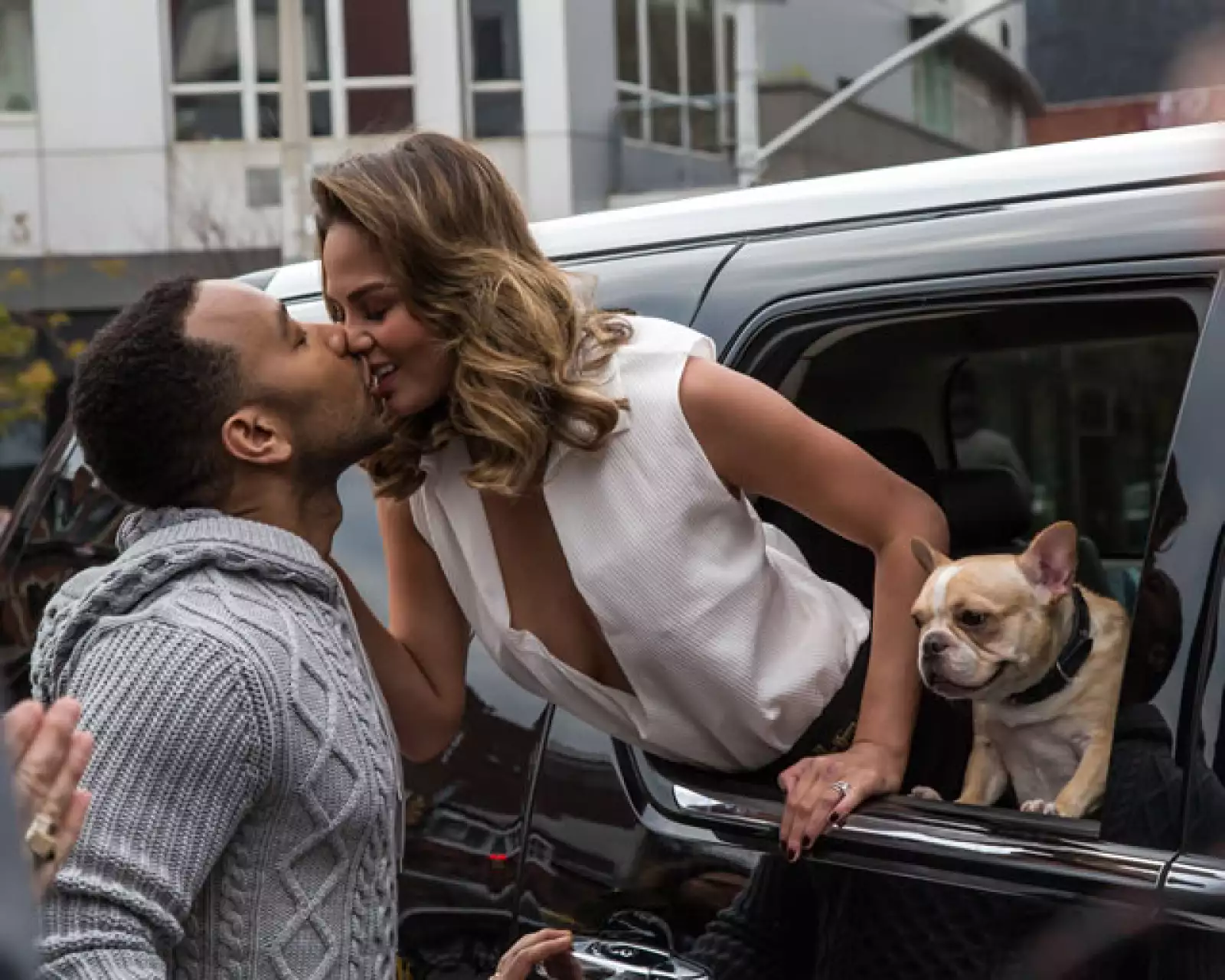 Eso es amor?Así es como se besan el cantante John Legend y la modelo Chrissy Teigen.