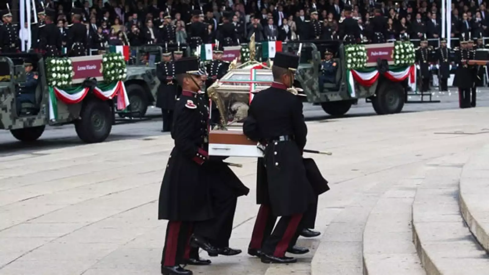 Los restos de los héroes patrios regresan al Ángel