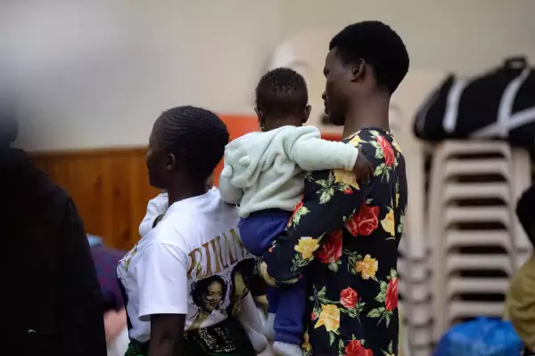 Los inmigrantes, en su mayoría de Malawi, se refugian en un salón comunitario en Kleinmond, a unos 100 km de Ciudad del Cabo, el 2 de junio de 2026, después de que fueran amenazados en las comunidades en las que viven. Una creciente marea en el sentimiento antiinmigrante, incluyendo marchas de protesta e incluso ataques violentos, ha estado teniendo lugar en varios lugares de Sudáfrica