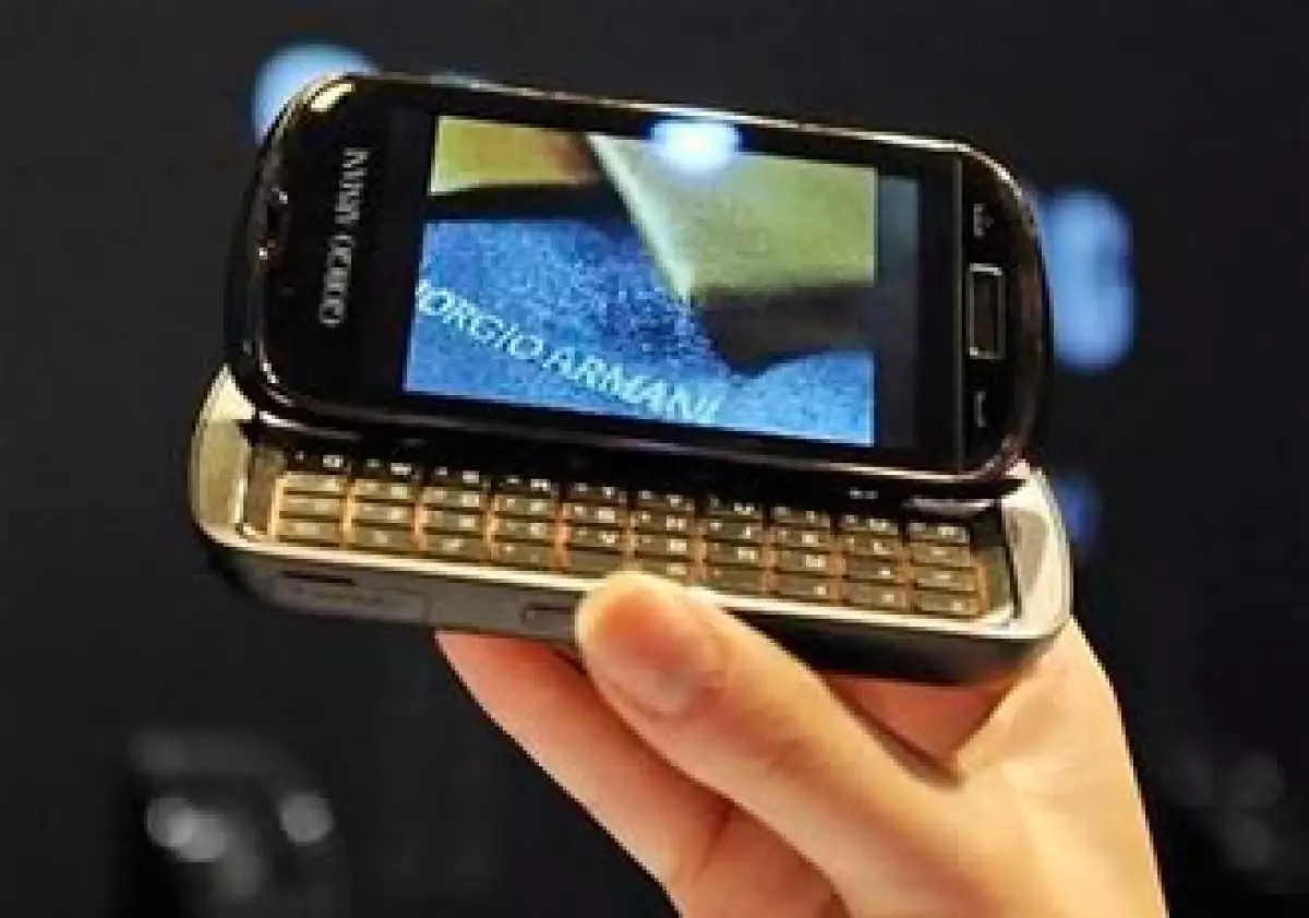El celular está diseñado para combinar con los trajes de Armani. (Foto: Reuters)