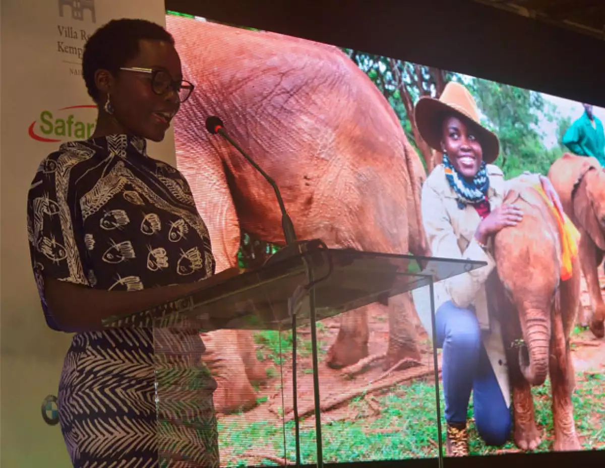 La actriz visita el país africano por primera vez después de ganar el Oscar con la misión de salvar elefantes.