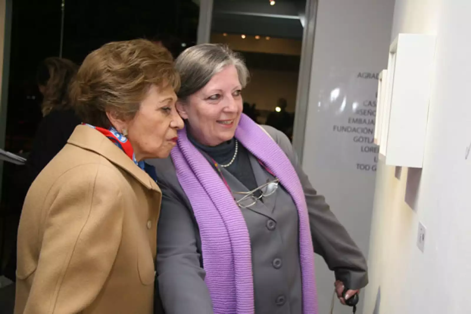 Exposición de Mona J. Lang con Rebeca De Alba.