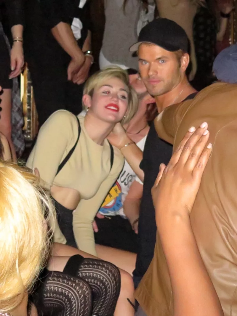 Aunque es evidente que la cantante está viviendo una etapa de diversión pura, ahora fue vista muy cariñosa con el actor de Crepúsculo durante una fiesta en Las Vegas después del concierto de Britney.