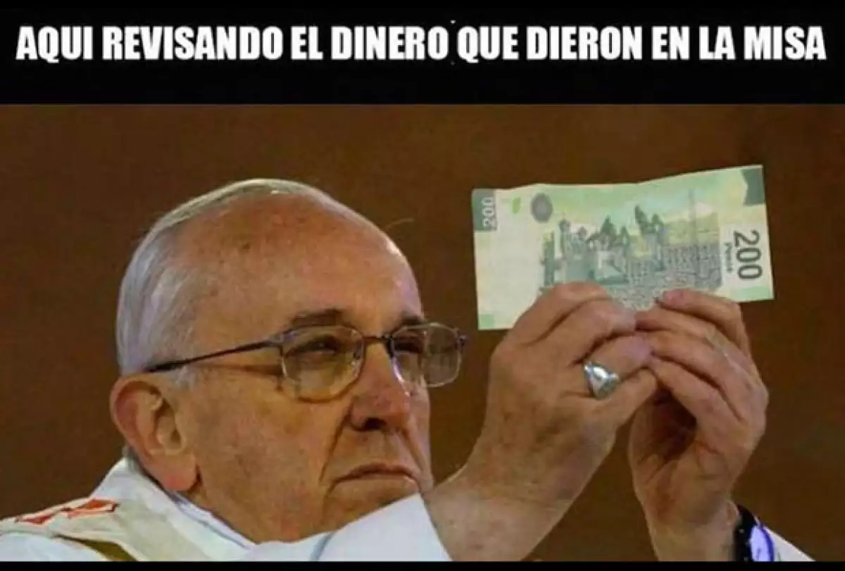 Francisco checando la autenticidad de este billete de 200 pesos.