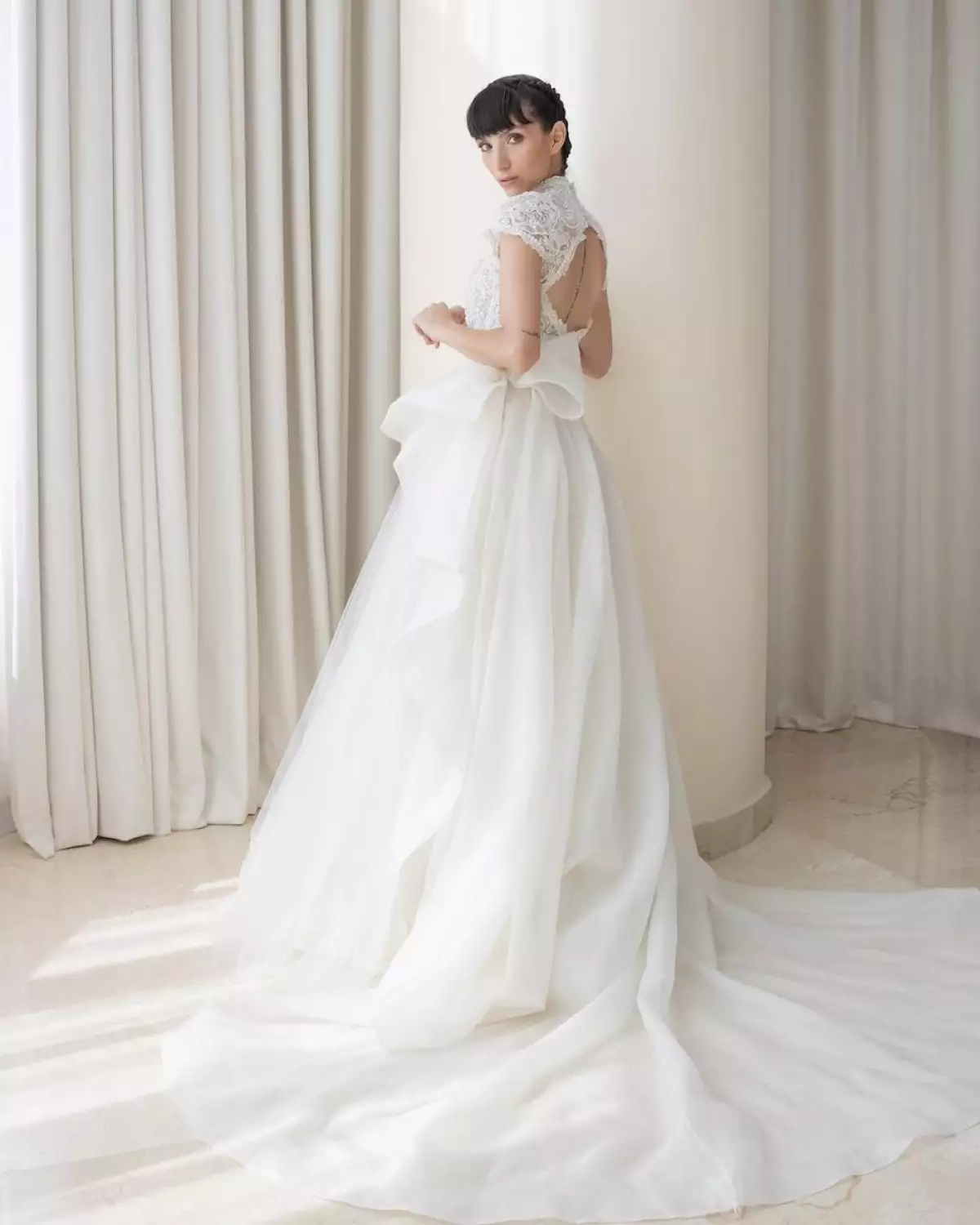 Mujer con vestido de novia de falda desmontable de Vero Díaz.